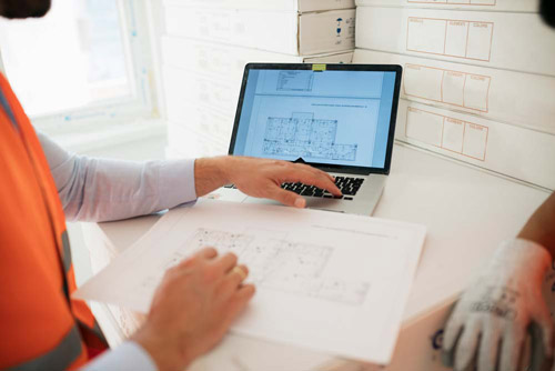 Personer kollar på en ritning