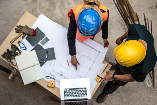 Personer kollar på en ritning